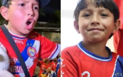 Niño, quien se ha convertido en tendencia en redes sociales por apoyar a Xelajú MC, visita la Muni de Xela