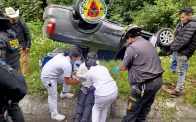 Picop vuelca en la ruta Interamericana y queda cerca de hondonada