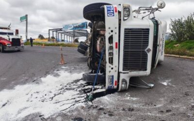 Tráiler vuelca en el kilómetro 187 de la ruta hacia Cuatro Caminos, Totonicapán