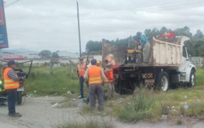 Regulan paso en la zona 5 de Xela por retiro de publicidad instalada sin autorización