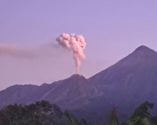 ¿Cómo se cataloga la actividad del volcán Santiaguito?