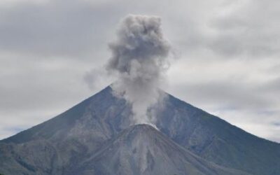 Conred reporta caída de ceniza en comunidades cercanas al volcán Santiaguito  