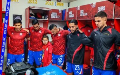 Angelique, una valiente aficionada superchiva, visita el vestuario de Xelajú MC antes de la victoria ante Cobán Imperial