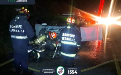 Camioneta se incendia por corto circuito en el sistema eléctrico.