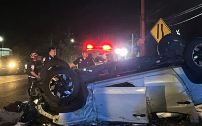 Picop choca contra un poste y vuelca en Santa Cruz Muluá; dos mujeres resultan heridas