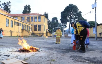 Bomberos capacitan a comerciantes para prevenir riesgos durante las fiestas de fin de año en Quetzaltenango