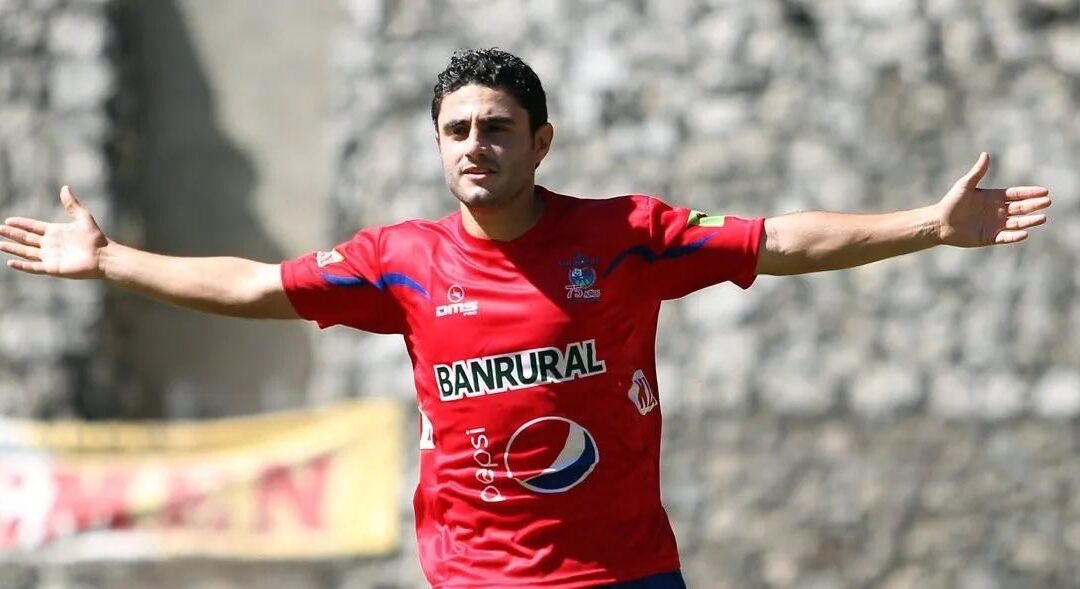 Órdenes de captura incluyen al exfutbolista Pedro Samayoa