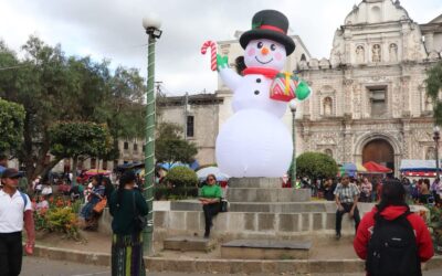 Municipalidad de Quetzaltenango inicia instalación de adornos navideños en parques y espacios públicos