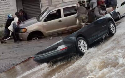 Fuga de agua afecta la circulación vehicular en sector de El Tinajón