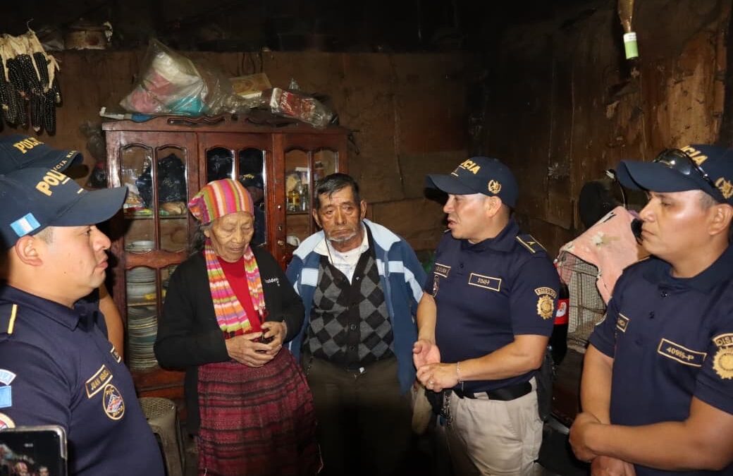 PNC brinda apoyo solidario a adulto mayor en el Centro Histórico de Quetzaltenango