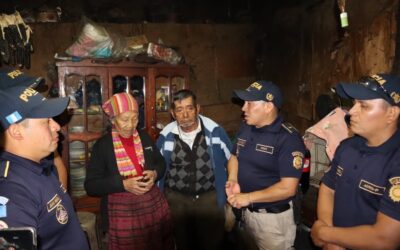 PNC brinda apoyo solidario a adulto mayor en el Centro Histórico de Quetzaltenango