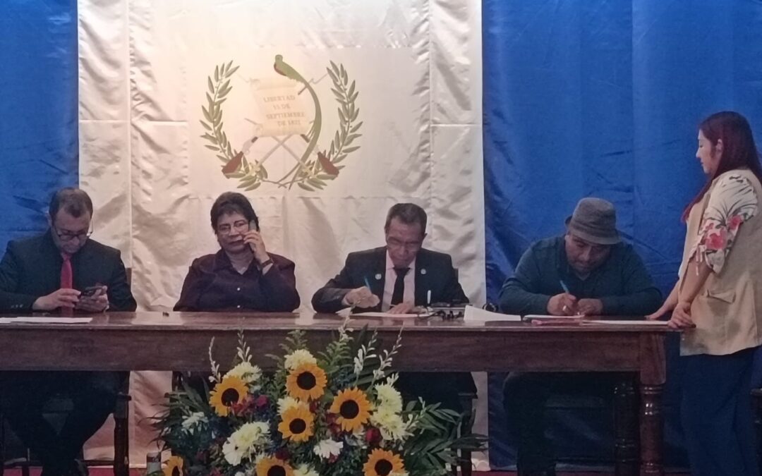 Las municipalidades de La Esperanza y San Juan Ostuncalco firman convenios en Gobernación Departamental.