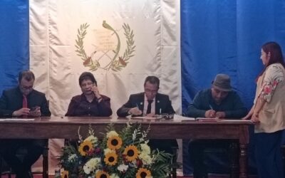 Las municipalidades de La Esperanza y San Juan Ostuncalco firman convenios en Gobernación Departamental.