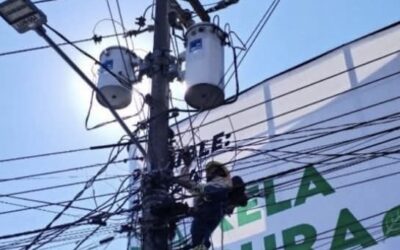 Empresa Eléctrica Municipal de Quetzaltenango Instala Acometidas Temporales para Ventas Navideñas.