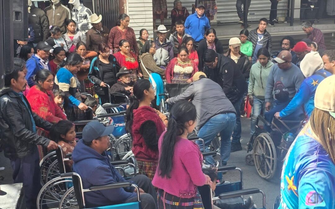 Familia Gómez entrega sillas de ruedas, juguetes y regalos a familias de escasos recursos.