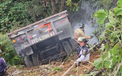 Trailer cae al fondo de un barranco en la ruta Interamericana.