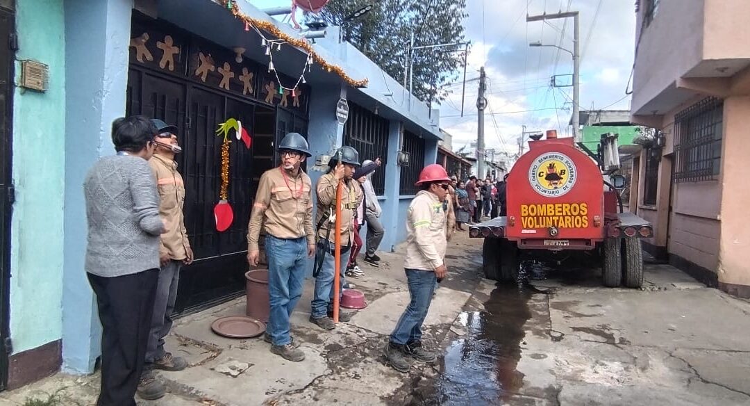 Incendio estructural en Quetzaltenango: Bomberos Voluntarios y apoyo múltiple controlan siniestro.