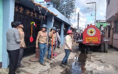 Incendio estructural en Quetzaltenango: Bomberos Voluntarios y apoyo múltiple controlan siniestro.