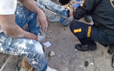 Trabajador de la construcción resulta herido tras caída de material pesado en Totonicapán