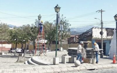 La Magia de la Navidad Llega a las Calles de Quetzaltenango: Empresa Eléctrica Municipal Embellece Espacios Públicos.
