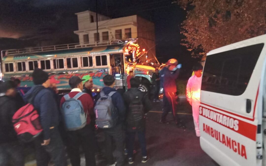 Triple colisión deja solo daños materiales en ruta hacia Totonicapán