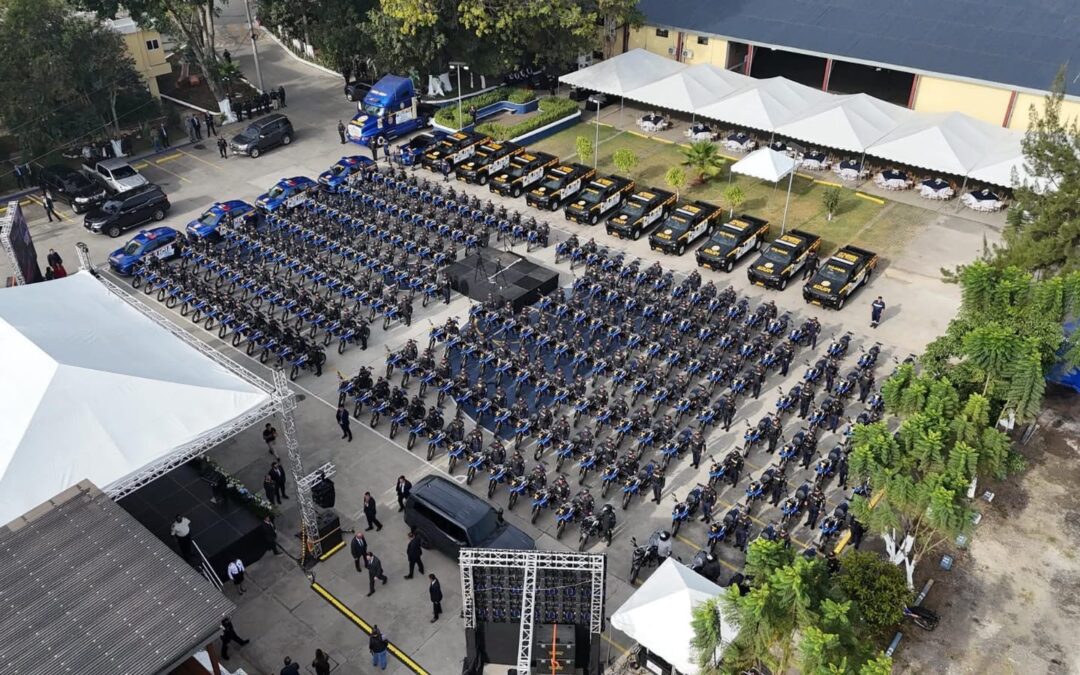 Mingob fortalece a la PNC con la entrega de 252 motocicletas y 10 radiopatrullas