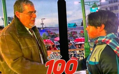 Arévalo encabeza entrega de libros de la iniciativa “25 para el 25” en Quetzaltenango