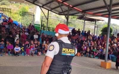 Entregan más de 300 juguetes a niños en comunidades de Sololá y Quetzaltenango