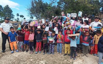 Policías llevan alegría navideña a comunidades de Totonicapán y Huehuetenango