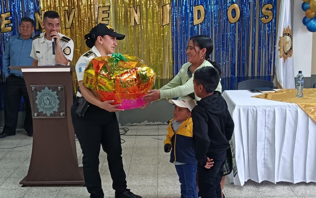 Entregan canastas navideñas en Comisaría 41 de PNC en Quetzaltenango