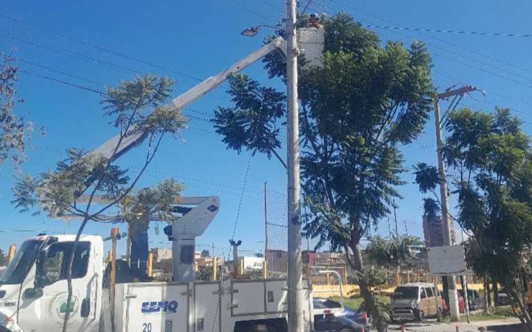 Técnicos de EEMQ cambian y reparan lámparas