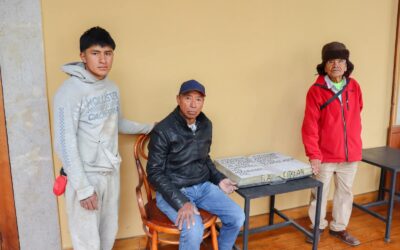 Entregan a Casa No’j libro tallado con las Sagradas Escrituras