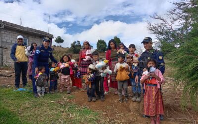 PNC entrega juguetes a niños en Quetzaltenango