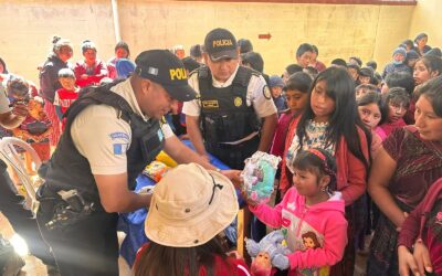 Agentes de PNC llevan juguetes a niños por Navidad