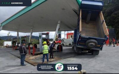 Vehículo pesado colisiona con gasolinera en Sacatepéquez