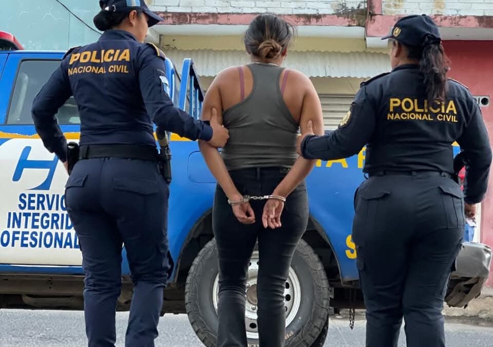 Arrestan a mujer quien este año intentó ingresar 13 chips, un celular y dinero a cárcel