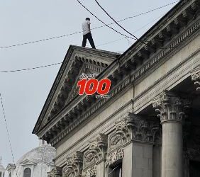 Hombre burla la seguridad y amenaza con lanzarse de la parte alta de la Municipalidad de Quetzaltenango