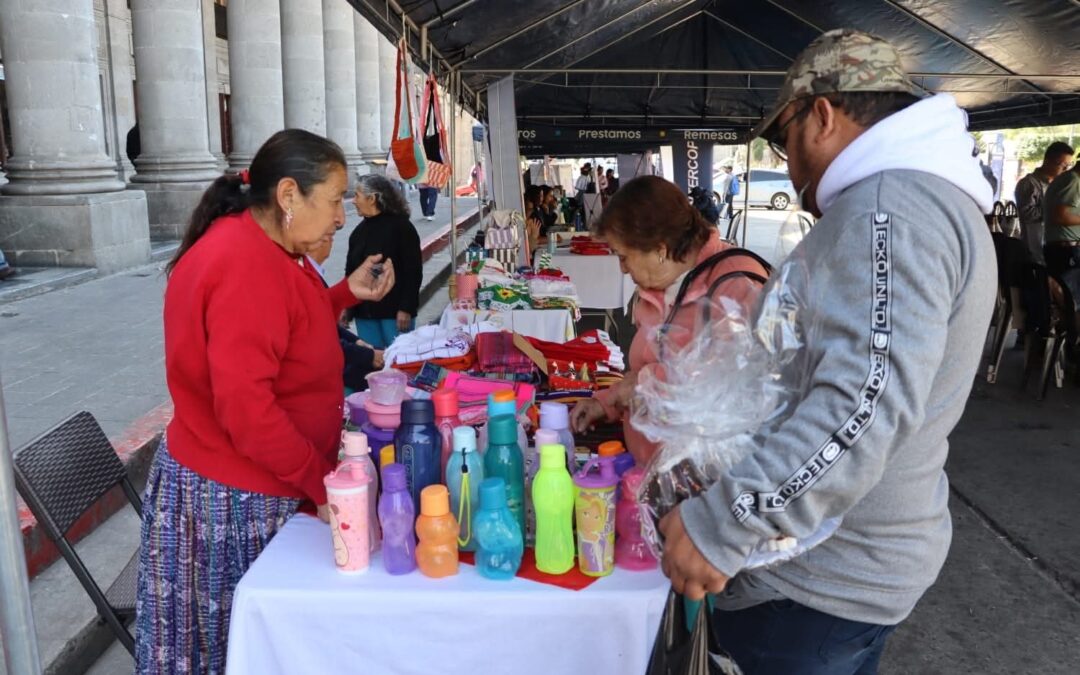 Realizan la feria de empleo “Impulsa Xela”, en el frontispicio de la municipalidad de Quetzaltenango.