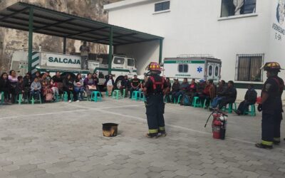 Bomberos de Salcajá capacitan a vendedores para prevenir incendios durante las fiestas de fin de año