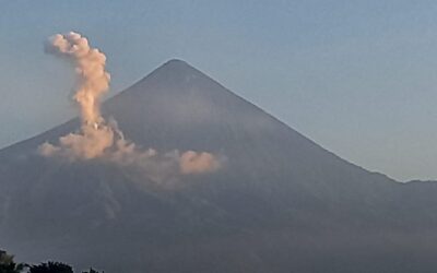 Santiaguito con pequeña explosión y desgasificación constante este jueves