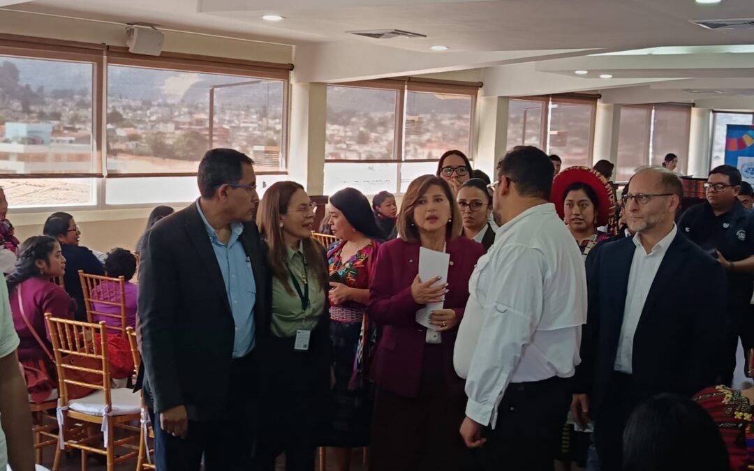 Vicepresidenta Karin Herrera entrega reconocimientos a jóvenes retornados en Quetzaltenango.