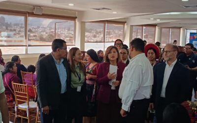 Vicepresidenta Karin Herrera entrega reconocimientos a jóvenes retornados en Quetzaltenango.