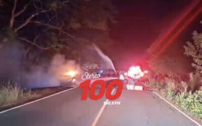 Vehículo queda destruido tras incendio en Champerico, Retalhuleu