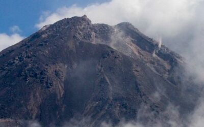 Recomiendan no acercarse al volcán Santiaguito por incremento de actividad volcánica