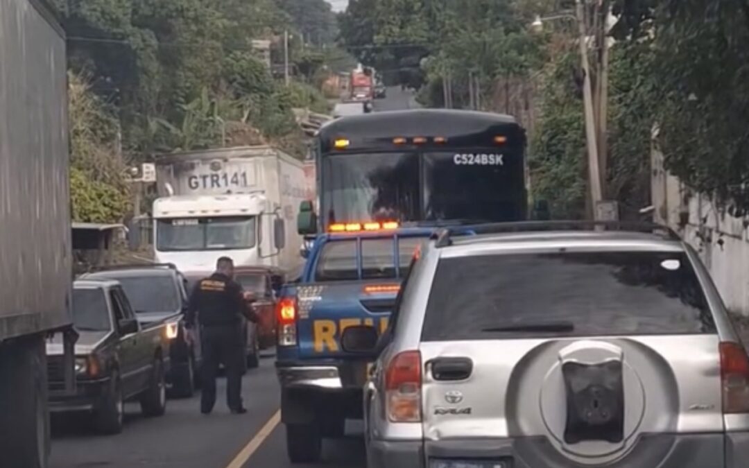 PNC interviene bus que circulaba en contra de la vía en El Asintal, Retalhuleu