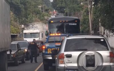 PNC interviene bus que circulaba en contra de la vía en El Asintal, Retalhuleu