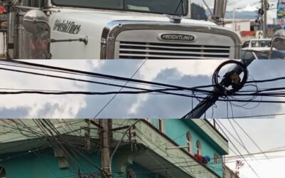 Vehículo de transporte pesado derriba líneas eléctricas en zona 2 de Xela