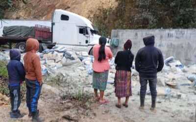 Tráiler cargado con cemento vuelca en la ruta Interamericana y provoca complicaciones en el tránsito