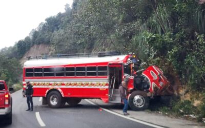 Bus extraurbano colisiona con paredón en el km 108 de la Ruta Interamericana