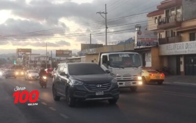 Aumenta el tránsito vehicular en Quetzaltenango por inicio de clases en colegios privados